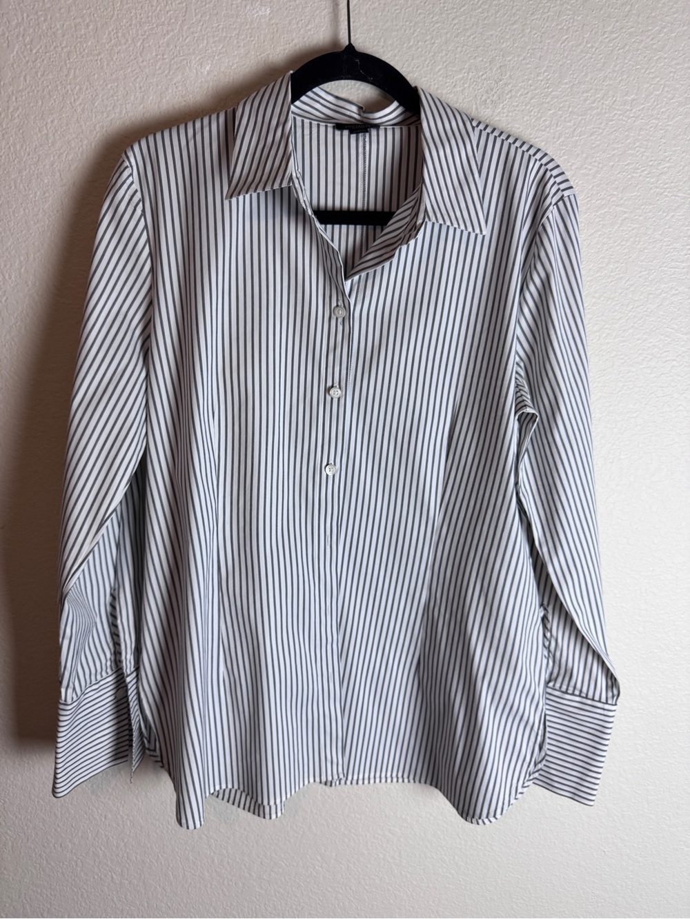 Ann Taylor Factory White/Black Striped Woven Collared Button-Up Stretch L